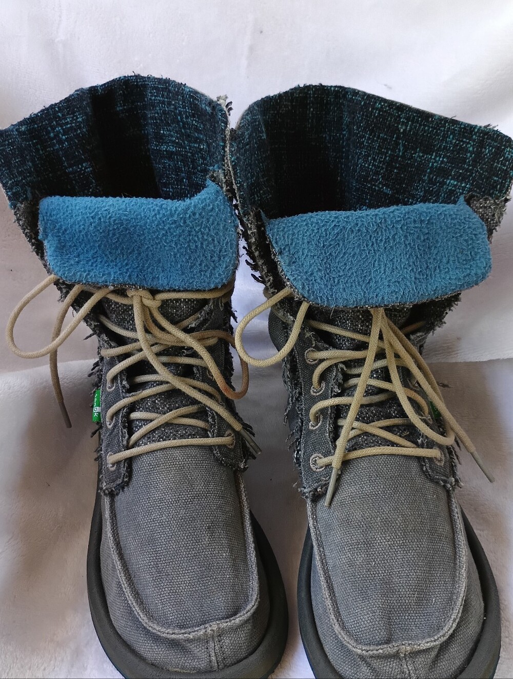 Sanuk Stevie Vintage Distressed Gray Canvas Lace-Up Boots. Women's size 7.